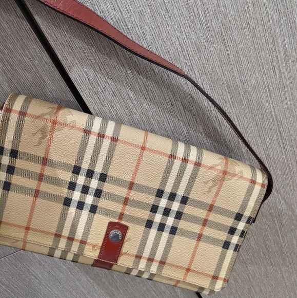 Burberry: Haymarket Nova Check PVC Baguette Shoulder Bag - Picture 4 of 16